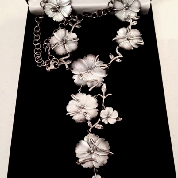Jewelry - 🎁FREE GIFT INCLUDED 🎁 NEW Mother of Pearl Necklace Flowers